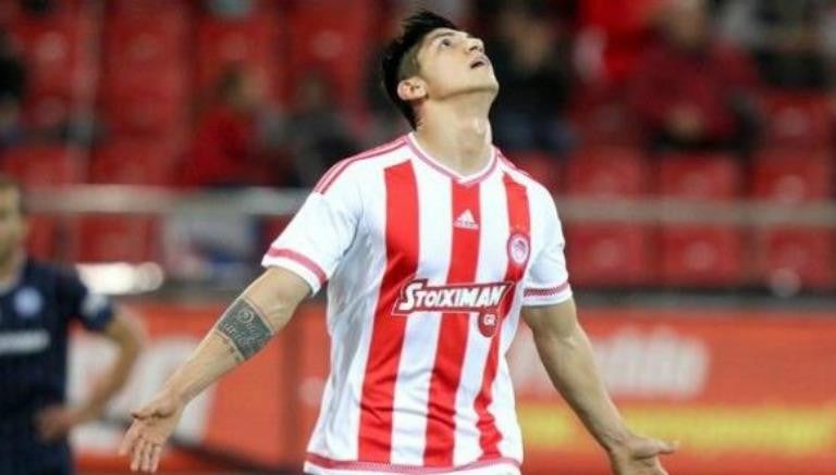 Alan Pulido, en juego con Olympiacos