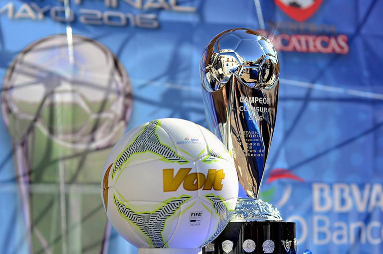 El trofeo en disputa en la Final de Ascenso