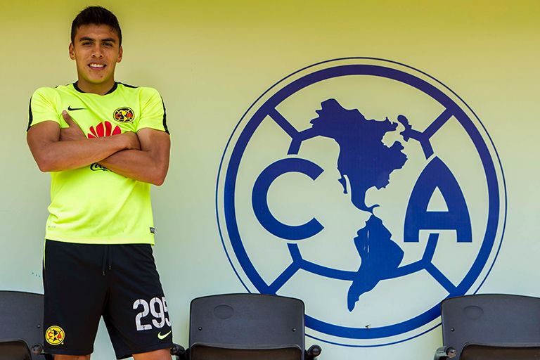 Diego Pineda posa junto al escudo de América