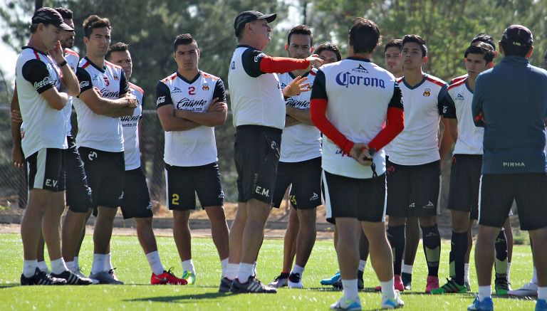 Enrique Meza da indicaciones durante un entrenamiento del Morelia