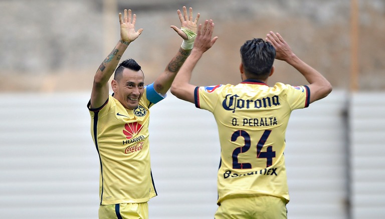 Oribe Peralta y Rubens Sambueza festejan un gol