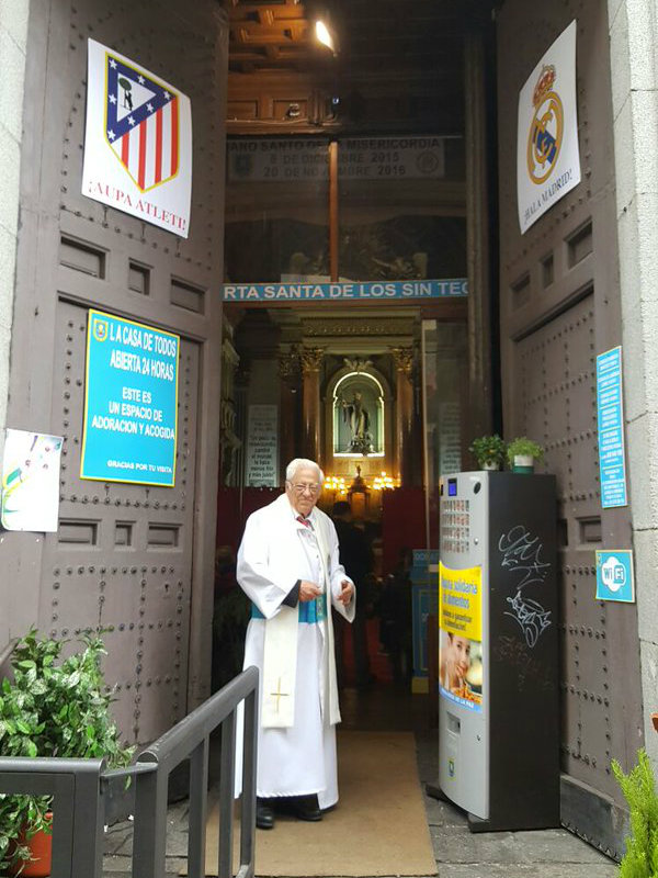 Padre Ángel prepara iglesia para emitir Final de Champions 