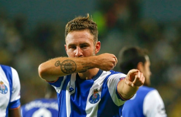 Miguel Layún celebra un gol con los Dragones