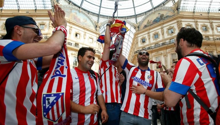 Fanáticos de los colchoneros celebran en la Galería Vittorio Emanuele II