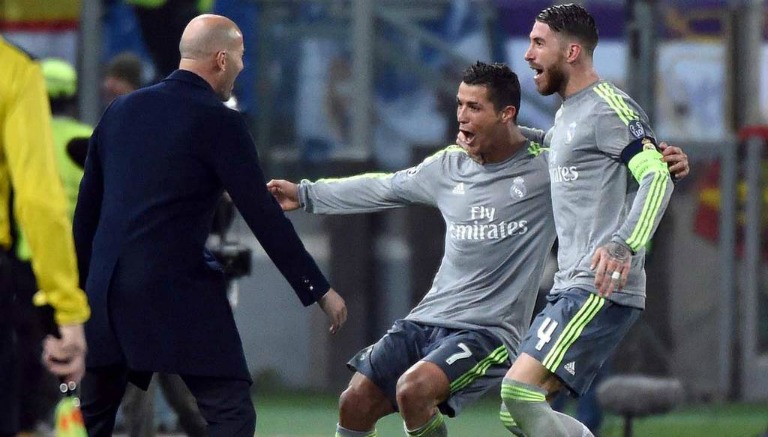 Junto a Zidane y Sergio Ramos, Cristiano Ronaldo celebra su gol frente a Roma en la Ida