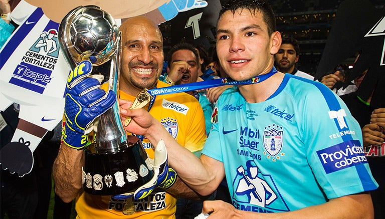 Oscar Pérez festeja con el trofeo tras la FInal