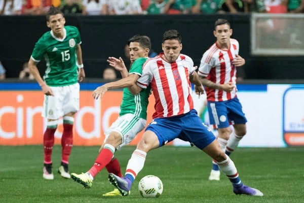 Valdez pelea un balón con Javier Aquino