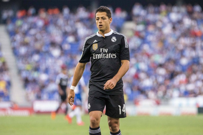 Chicharito camina en juego de Real Madrid