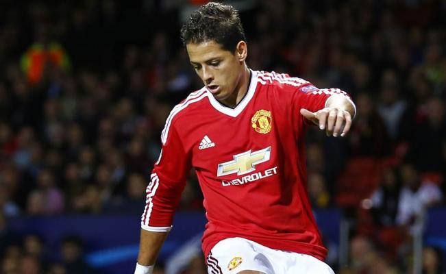 Javier Hernández conduce balón con Manchester