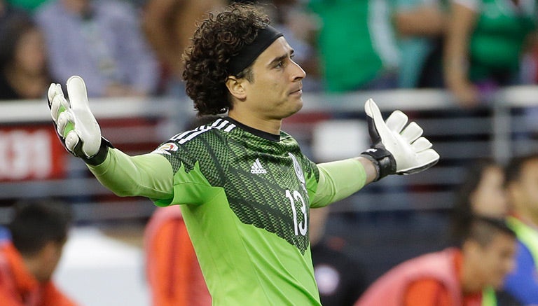 Memo Ochoa estira los brazos tras recibir un gol