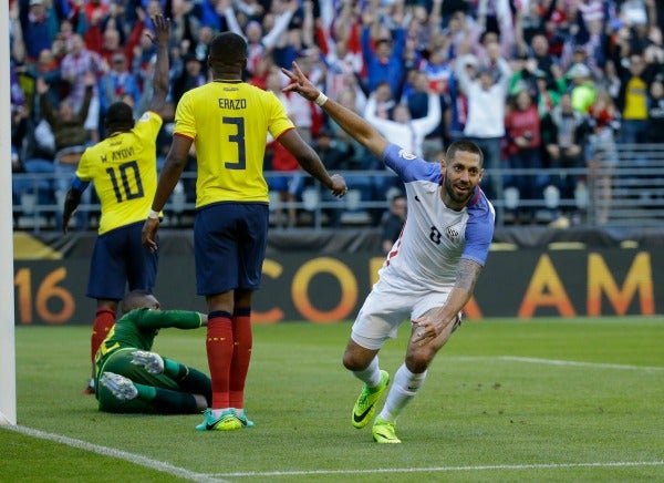 Clint Dempsey festeja su gol contra Ecuador