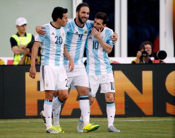 Higuaín y sus compañeros celebran el primer gol de Argentina ante Venezuela