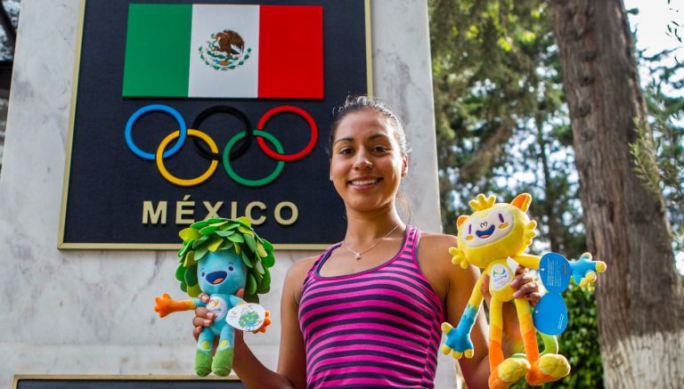 Alejandra Ortega posando con las mascotas de los juegos olímpicos 