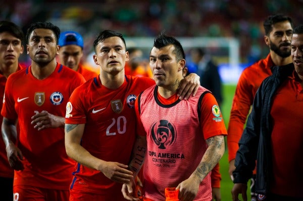 Con el triunfo, los jugadores de Chile salen del campo del Levi's Stadium