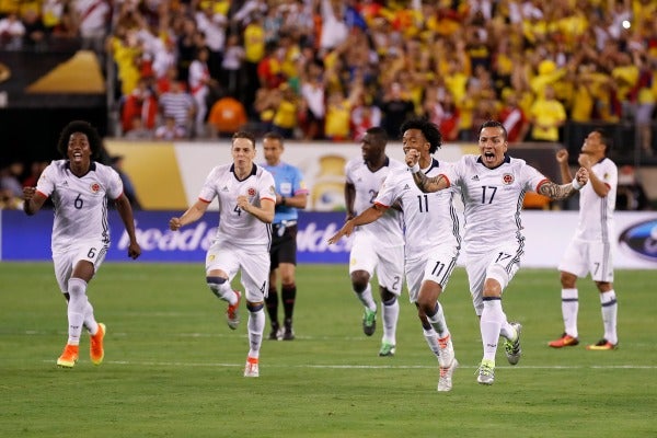 Felices por ganar en penaltis, los futbolistas de Colombia festejan