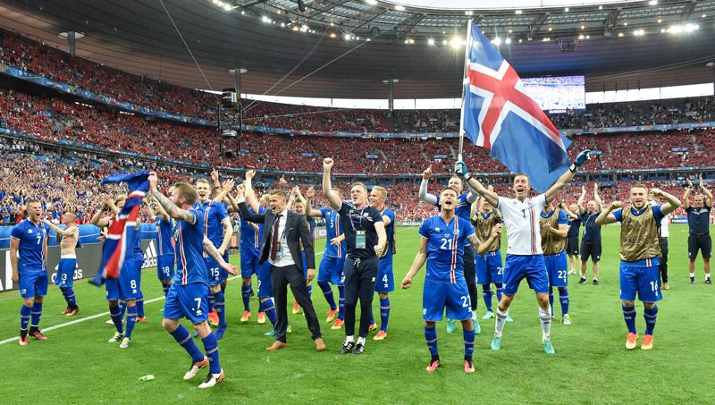 Jugadores de Islandia celebran su clasificación a Octavos de Final