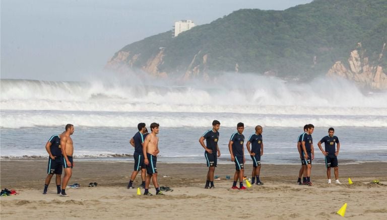 El cuadro felino realiza ejercicios en la playa de Acapulco 