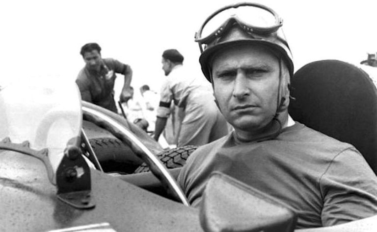 Juan Manuel Fangio en su automóvil en la F1