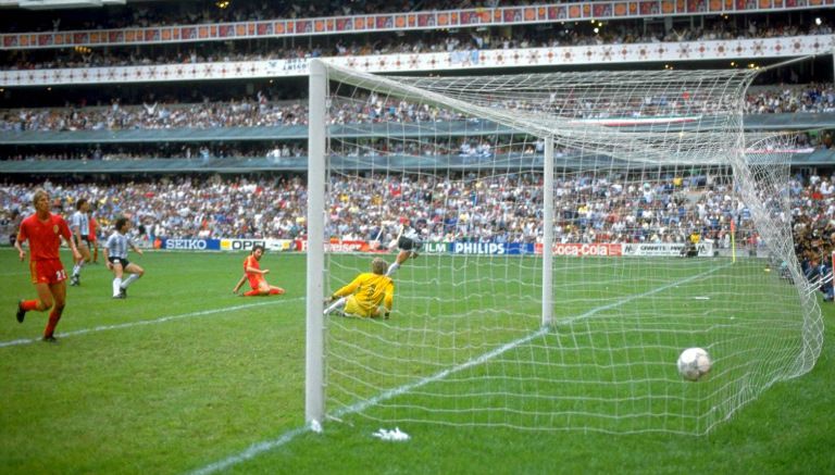 El balón descansa en la red tras el disparo cruzado del 2-0