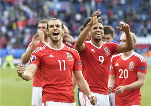 Bale y compañía celebran el boleto a Cuartos de la Euro