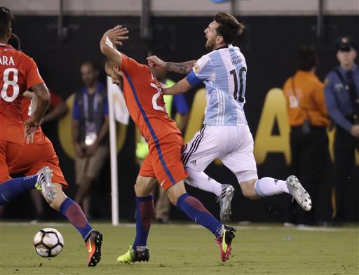 Messi es obstruido por Díaz