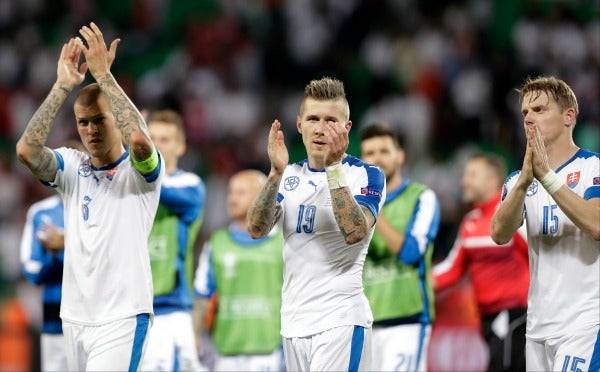 Los jugadores de Eslovaquia aplauden a su afición tras calificar a Octavos de Final