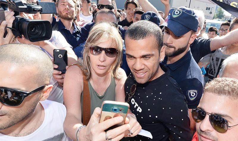 Aficionada toma selfie junto a Alves