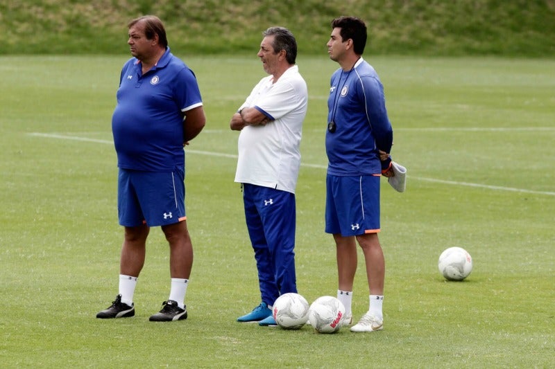 Tomás Boy junto a parte de su cuerpo técnico