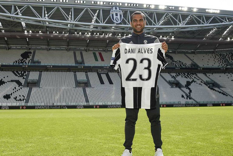 Alves presume el 23 que llevará en la espalda