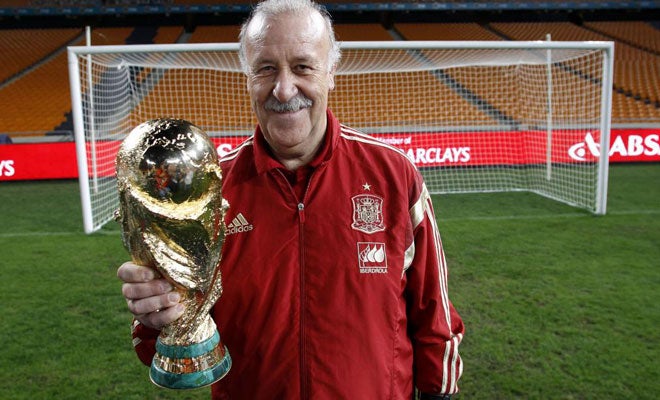 El 'Bigotón' posa con el trofeo del Mundial de 2010