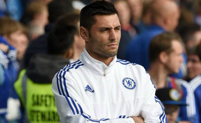 Marco Amelia observa partido de Chelsea desde el banco