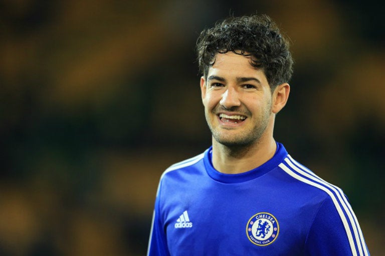 Pato calienta previo a partido con Chelsea