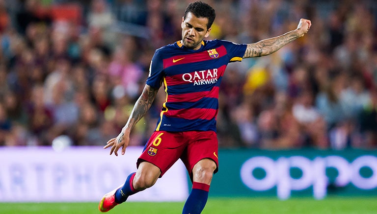 Alves toca balón en juego del Barcelona