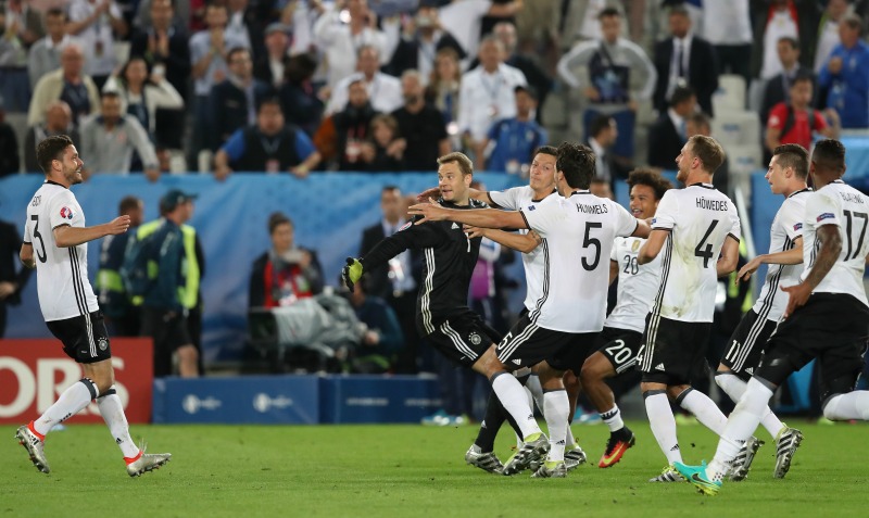Los jugadores de Alemania festejan tras ganar en penaltis a Italia