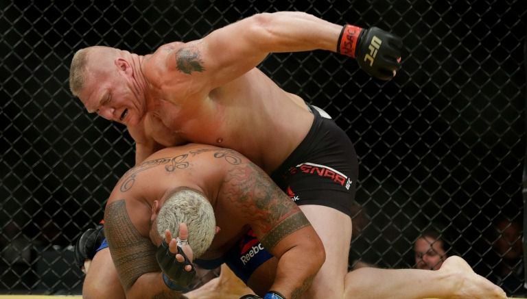 Brock Lesnar domina en el piso a Mark Hunt