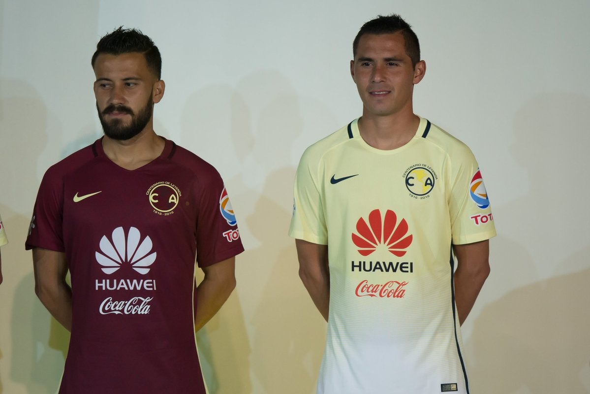 Jugadores de América posan con los nuevos jerseys del club