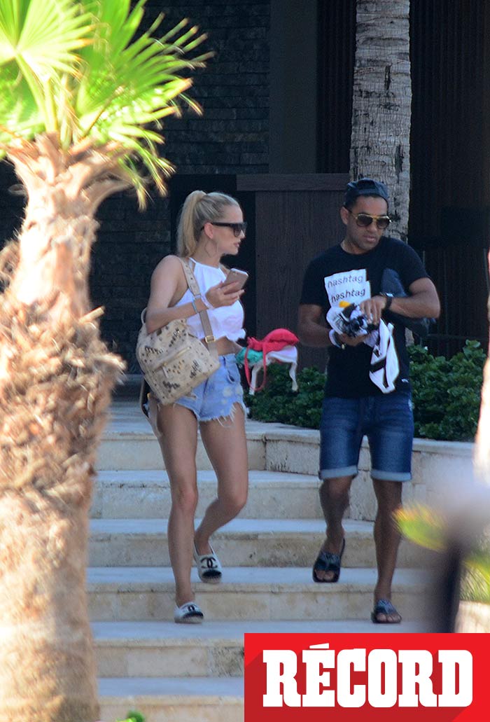 Fabián y su novia salen del hotel en Playa del Carmen