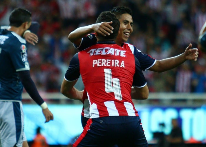 Pereira abraza a Calderón tras el gol