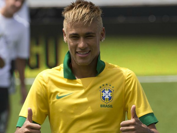 Neymar lucio güero de cabello y barba