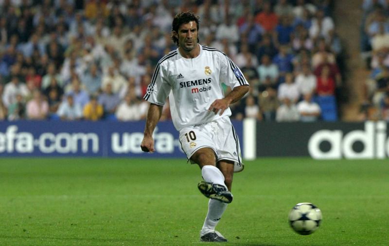 Figo toca el balón en un partido con el Real Madrid