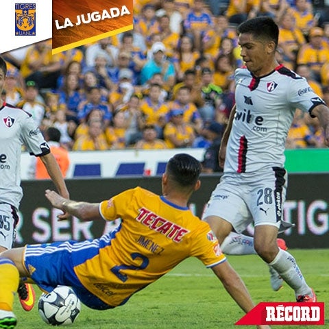 Jorge Torres Nilo se barre en una jugada polémica del partido entre Tigres y Atlas