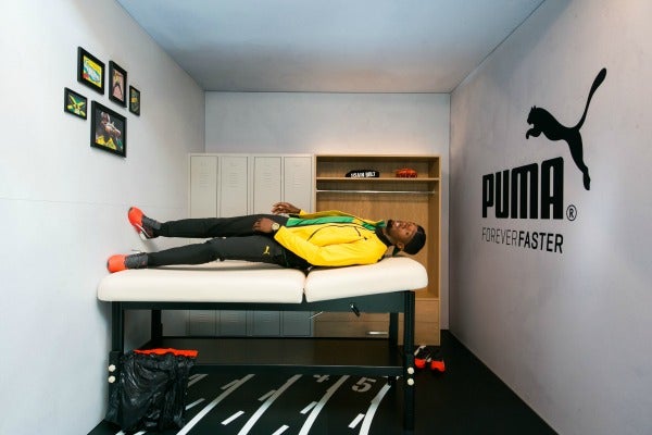 Bolt acostado en una cama en el cuarto de gravedad de Puma