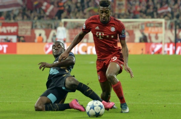 Coman peleando un balón en un juego de la Bundesliga