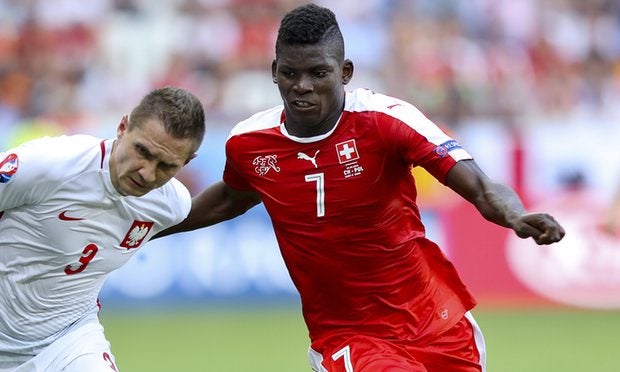 Breel Embolo disputa un partido con la selección de Suiza