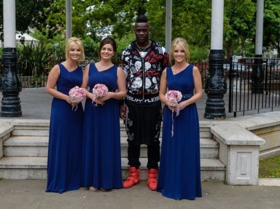 Mario Balotelli junto a las damas de honor 