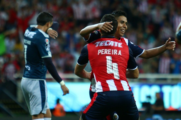 Pereira abraza a Nestor Calderón después del primer gol de Chivas