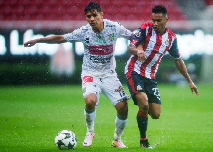 Férrea pelea del balón en medio campo