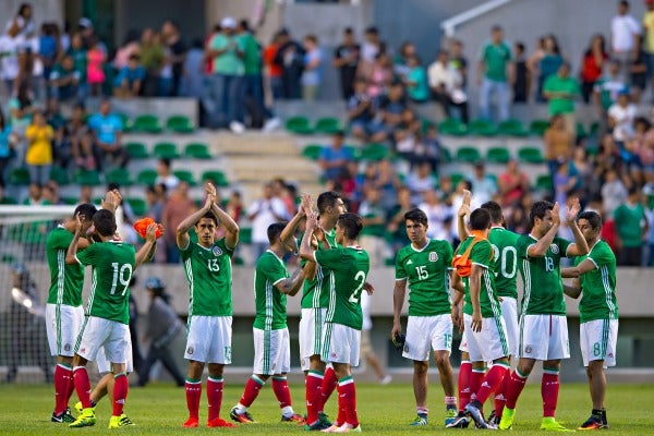 El Tri Sub 23 agradece al público al termino del amistoso en Zacatepec