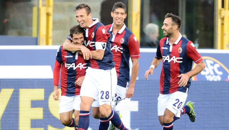 Jugadores del Bologna festejan una anotación