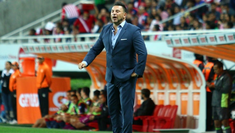 Antonio Mohamed da indicaciones a sus jugadores